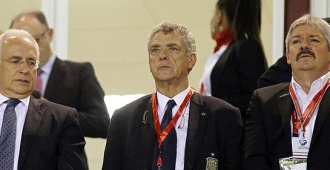 El presidente de la Federación Española de Fútbol y vicepresindente de la UEFA, Angel María Villar (c).- EFE/Javier Etxezarreta.