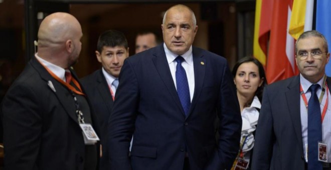 El primer ministro de Bulgaria, Boyko Borissov, abandonando la cumbre de la UE por el suceso.- AFP