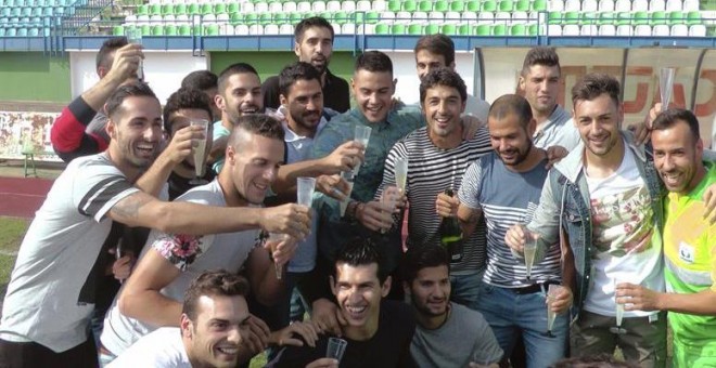 Los jugadores del Villanovense celebran con cava, como si les hubiera tocado la lotería, su enfrentamiento con el Barça. /EFE