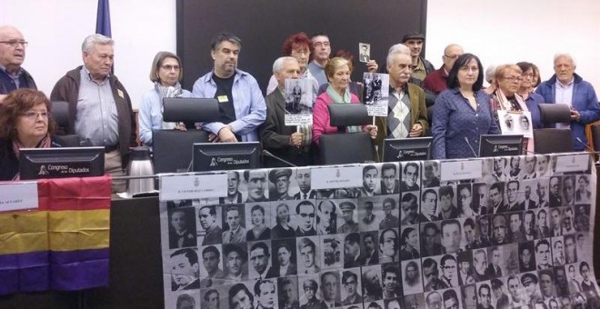 Representantes de las diferentes asociaciones de víctimas del franquismo en la foto de familia del acto celebrado hoy. EUROPA PRESS