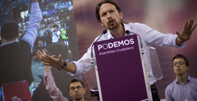 El líder de Podemos, Pablo Iglesias, durante su intervención en la asamblea fundacional del partido, junto a Juan Carlos Monedero, Tania González e Iñigo Errejón. -JAIRO VARGAS