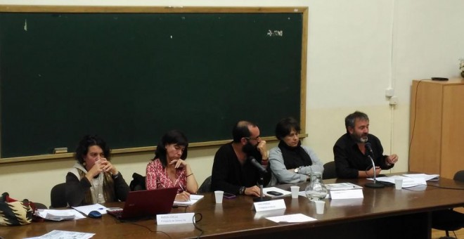 La mesa redonda Dándole vueltas a lo ilegítimo. Dimensiones de la deuda ilegítima en la Escuela de Relaciones Laborales en Madrid./ J.T