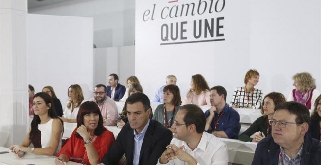 El secretario general del PSOE, Pedro Sánchez (c), junto a otros miembros de su Ejecutiva, al inicio de la reunión del Comité Federal, máximo órgano del partido entre congresos, que aprueba hoy las candidaturas al Congreso y al Senado del 20D. EFE/Fernand