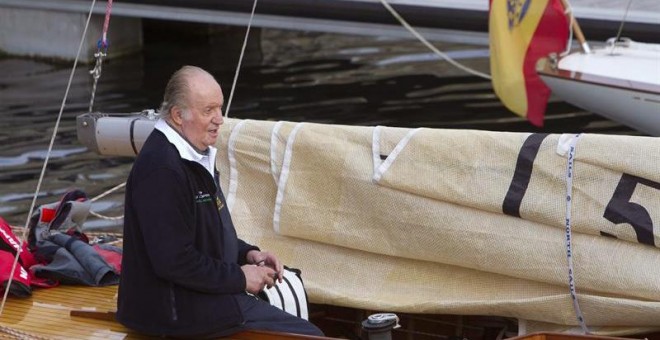 El rey Juan Carlos, a bordo del Ian, que rebautizará como 'Bribón'. SALVADOR BAS (EFE)