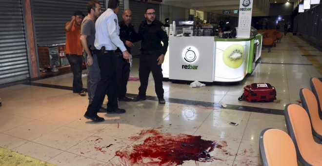 Israeli security personals stand next to blood on the floor, at the Beersheba central bus station where a Palestinian gunman went on a stabbing and shooting rampage, October 18, 2015. A gunman went on a stabbing and shooting rampage at the central bus sta