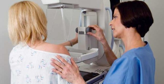 Una mujer se somete a una mamografía. REUTERS