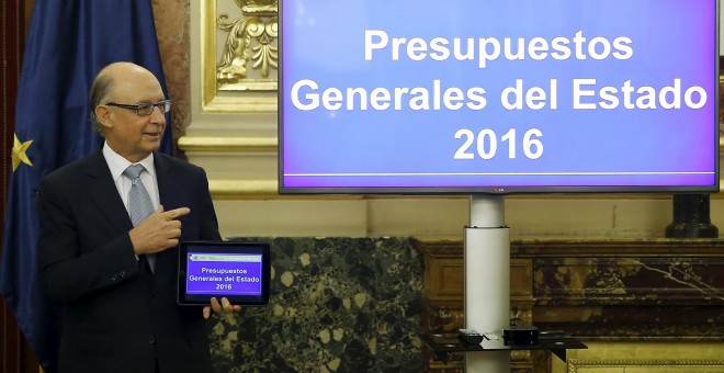 El ministro de Hacienda, Cristóbal Montoro, en la entrega en el Congreso de los Diputados del proyecto de Presupuestos del Estado para 2016. REUTERS