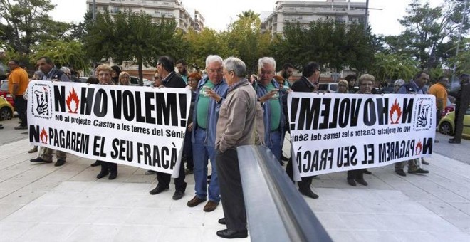 Concentración ante los juzgados de Vinarós de las plataformas ciudadanas en contra del Proyecto Castor, el día que comienzan las declaraciones de los técnicos en el juicio que se sigue por el cierre de la instalación y el pago de la indemnización a la con