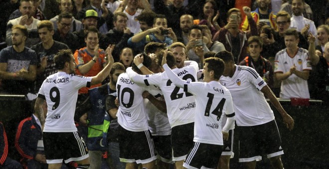 Jugadores del Valencia celebran el primer gol del encuentro contra el Gante.- REUTERS