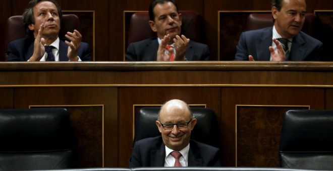 El ministro de Hacienda, Cristóbal Montoro, recibe los aplausos de los diputados del PP tras la aprobación definitiva en el Congreso de los Prespuestos para 2016. REUTERS/Juan Medina