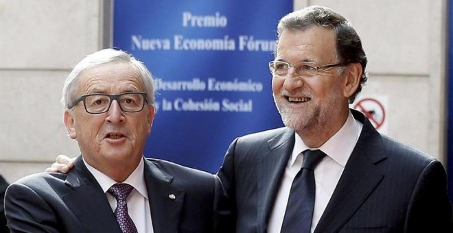 El presidente de la Comisión Europea, Jean Claude Junker (i), acompañado por el presidente del Gobierno, Mariano Rajoy (d), tras recibir el Premio Nueva Economía Fórum en un acto celebrado hoy en el Teatro de la Zarzuela, en Madrid. EFE/Sergio Barrenechea