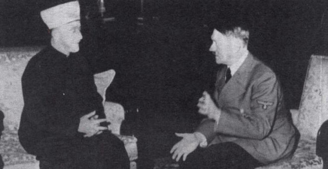 Fotografía del 30 de noviembre de 1941 de la reunión entre el muftí de Jerusalén, Amin al Husseini, y Adolf Hitler. - AFP