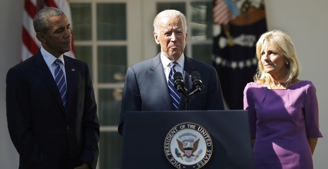 Joe Biden, junto a su mujer Jill y Barack Obama durante su discurso en el jardín de la Casa Blanca. - REUTERS
