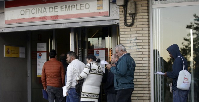 Cola de parados esperan para entrar en una oficina del Servicio Público de Empleo de la Comunidad de Madrid. REUTERS/Andrea Comas