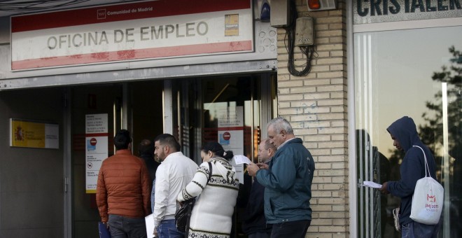 Cola de parados esperan para entrar en una oficina del Servicio Público de Empleo de la Comunidad de Madrid. REUTERS/Andrea Comas
