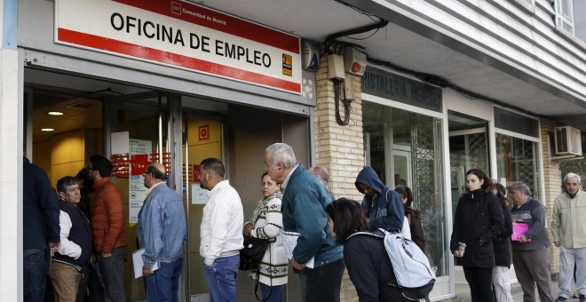 Gente haciendo cola en una oficina de empleo en Madrid. /REUTERS