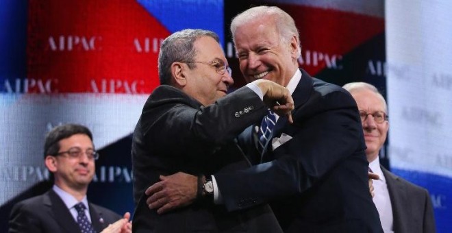 Ehud Barak se abraza al vicepresidente de EEUU, Joe Biden, en una reunión del American Israel Public Affairs Committee en Washington. - AFP