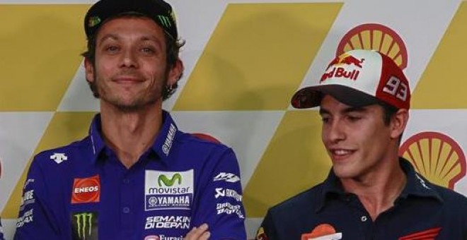 Valentino Rossi posa junto a Marc Márquez y Jorge Lorenzo en la rueda de prensa de Sepang. /EFE