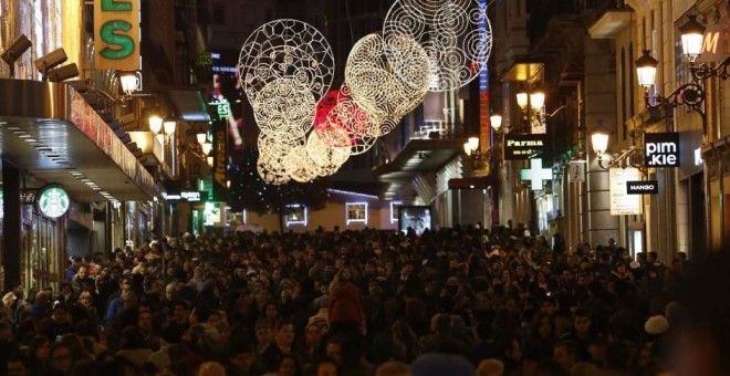 Una calle de Madrid, atestada de gente en Navidad.