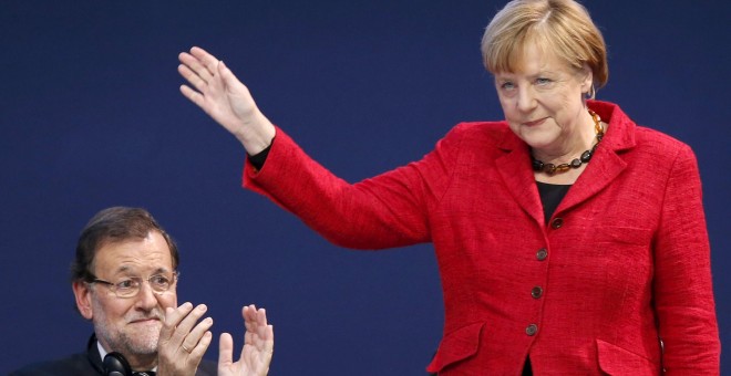 Mariano Rajoy y Angela Merkel, en el Congreso del Partido Popular Europeo celebrado en Madrid. / JUAN MEDINA (REUTERS)