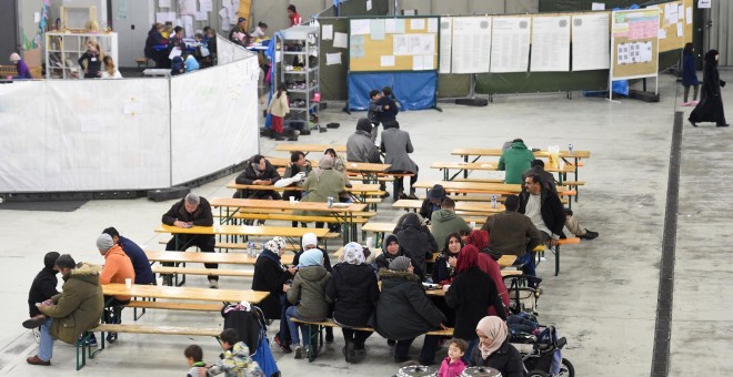 Un grupo de refugiados en un albergue de Celle, en el Estado federado de Baja Sajonia. - REUTERS