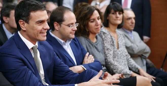 Pedro Sánchez, con César Luena e Irene Lozano, en Madrid.  / ÁNGEL DÍAZ (EFE)