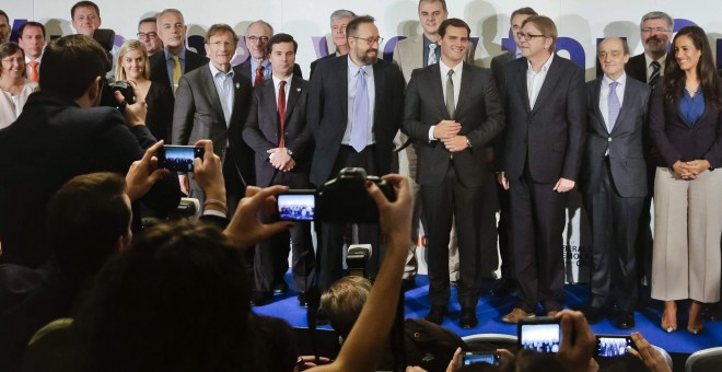 El presidente de Ciudadanos, Albert Rivera, junto al presidente del grupo ALDE del Parlamenteo Europeo, Gui Verhofstadt, entre otros, posan durante el encuentro de líderes liberales y demócratas europeos ' celebrado en Madrid. EFE/Emilio Naranjo
