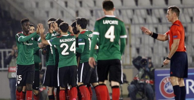 Los jugadores del Athletic celebran el segundo gol. EFE/Koca Sulejmanovic