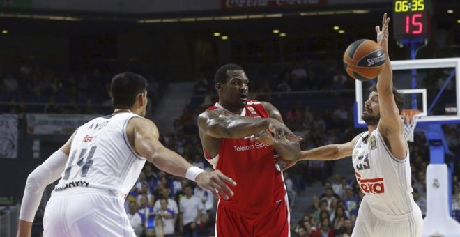 Schortsanitis centra el balón entre Sergio Llull y Gustavo Ayón. / EFE