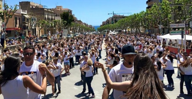 Cientos de parejas bailando bachata.