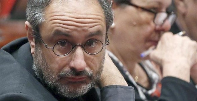 El líder de la CUP en el Parlament, Antonio Baños, atiende esta mañana la comparecencia del presidente catalán en funciones, Artur Mas. EFE/ Andreu Dalmau