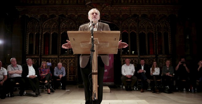 Jeremy Corbyn, durante un discurso ante los reunidos en la catedral de Manchester. - REUTERS