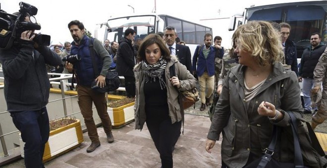 La vicepresidenta del Gobierno español, Soraya Sáenz de Santamaría, sale del hotel en el que ha esperado la solución a una avería del avión. EFE / Kiko Huesca