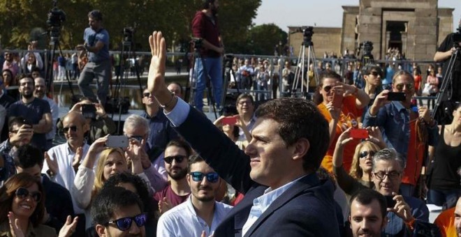 El líder de Ciudadanos saluda durante el acto celebrado en el Templo de Debod. EFE/Paco Campos