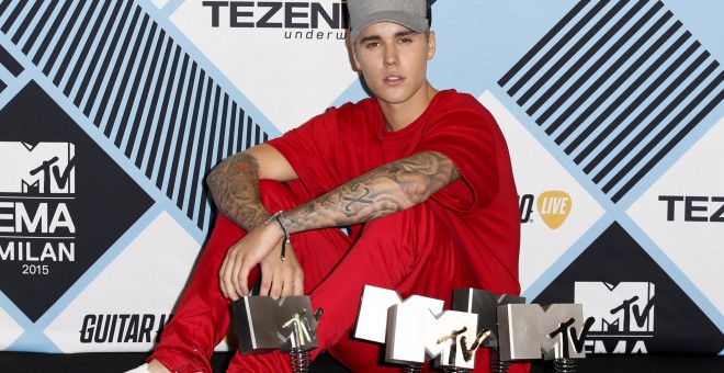 Justin Bieber posa con sus cinco galardones tras la gala de los MTV EMA. /REUTERS
