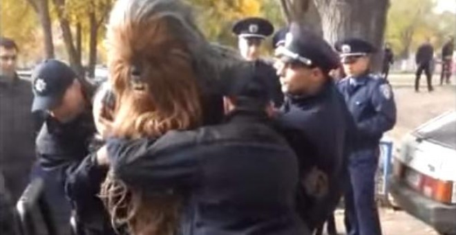 Detienen a Chewbacca cuando llevaba a Darth Vader a votar en Ucrania. /YOUTUBE