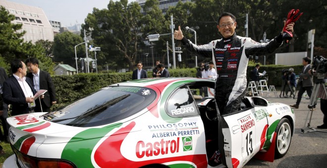 El presidente de Toyota Motor Corp, Akio Toyoda, posa junto a un Toyota Celica GT-4, tras una muestra de la firma japonesa en Tokio.. REUTERS/Toru Hanai