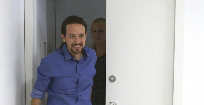 El secretario general de Podemos, Pablo Iglesias, antes de comparecer ante los medios de comunicación en la sede del partido. EFE/Ballesteros