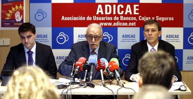 El presidente de Adicae, Manuel Pardos, y otros responsables de la asociación, durante la rueda de prensa para valorar las últimas novedades en torno a las cláusulas suelo. EFE/Ángel Díaz