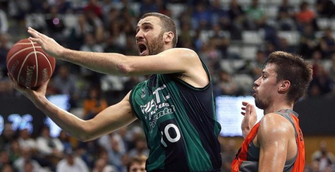 Albert Miralles (i), durante uno de los últimos partidos del Joventut. EFE/Andreu Dalmau