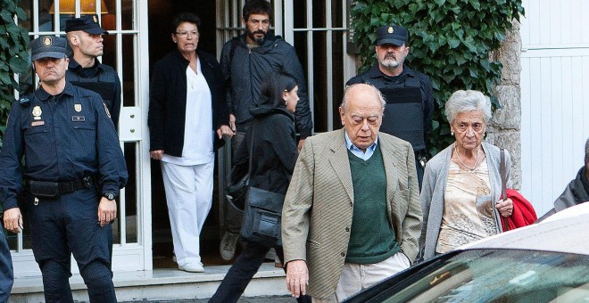 Jordi Pujol y su esposa, Marta Ferrusola, durante el registro de su casa. GUILLEM SANS