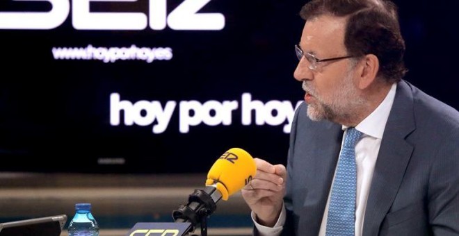 El presidente del Gobierno, Mariano Rajoy, durante la entrevista que ha concedido al programa 'Hoy por hoy' de la Cadena SER. /EFE