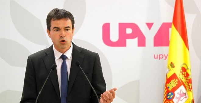 El candidato de UPYD a la Presidencia del Gobierno, Andrés Herzog, durante la rueda de prensa que ha ofrecido para anunciar las acciones judiciales contra la propuesta de resolución presentada por Junts Pel Sí y la CUP. EFE/Víctor Lerena