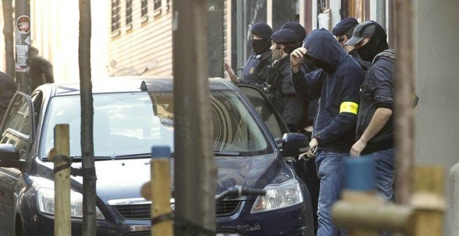 Los Mossos d'Esquadra finalizan el registro que han llevado a cabo en el Ateneu Llibertari de Sants desde primeras horas de hoy una operación contra una organización criminal de tipo terrorista, relacionada con el llamado 'caso Pandora'. EFE