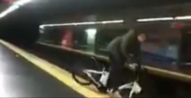 Un fotograma del vídeo grabado en el Metro de Madrid.-