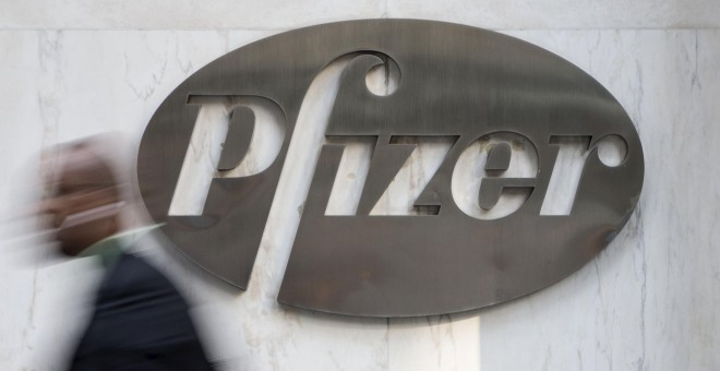 Un transeunte pasa por delante de la sede mundial de Pfizer en Nueva York. REUTERS/Andrew Kelly