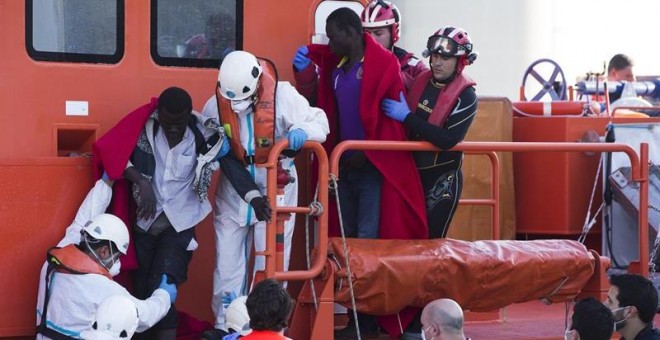 Varios de los 15 inmigrantes rescatados con vida de la patera que naufragó ayer tras zarpar desde una playa de Alhucemas (Marruecos). EFE