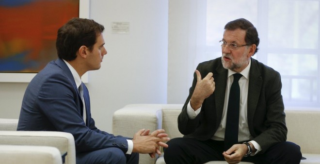 El presidente del Gobierno, Mariano Rajoy, con el líder de Ciudadanos, Albert Rivera, en el Palacio de la Moncloa. REUTERS/Sergio Perez