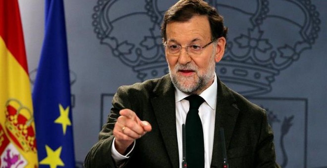 El presidente del Gobierno, Mariano Rajoy, durante la rueda de prensa que ha ofrecido hoy en el Palacio de la Moncloa, tras reunirse por separado con los líderes de Ciudadanos, Albert Rivera, y Podemos, Pablo Iglesias, para abordar las líneas de acción co