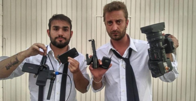 Los reporteros Alessandro Onnis y Stefano Corti posan con las cámaras del programa. / FACEBOOK LE IENE